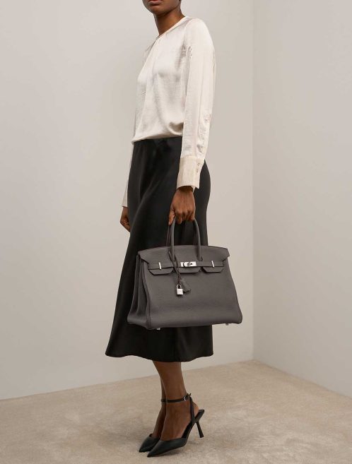 Hermès Birkin HSS 35 Taurillon Clémence Étain / Bleu Brighton on Model | Verkaufen Sie Ihre Designertasche