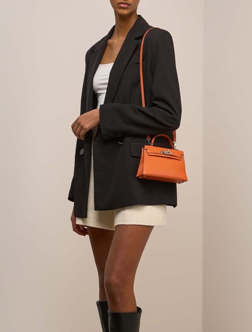 Hermès Kelly Mini Chèvre Mysore Gold / Orange auf Modell | Verkaufen Sie Ihre Designer-Tasche