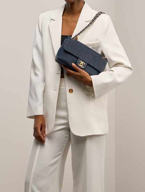 Chanel Timeless Surpique Medium Crinkled Kalbsleder Blau auf Modell | Verkaufen Sie Ihre Designer-Tasche
