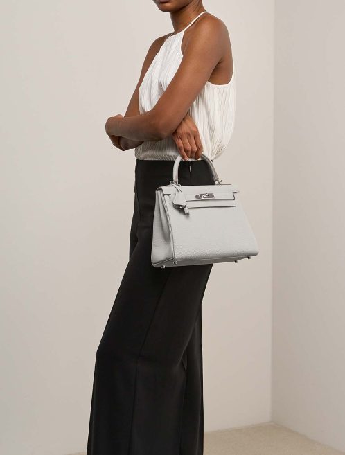 Hermès Kelly 28 Togo Gris Pâle auf Modell | Verkaufen Sie Ihre Designer-Tasche