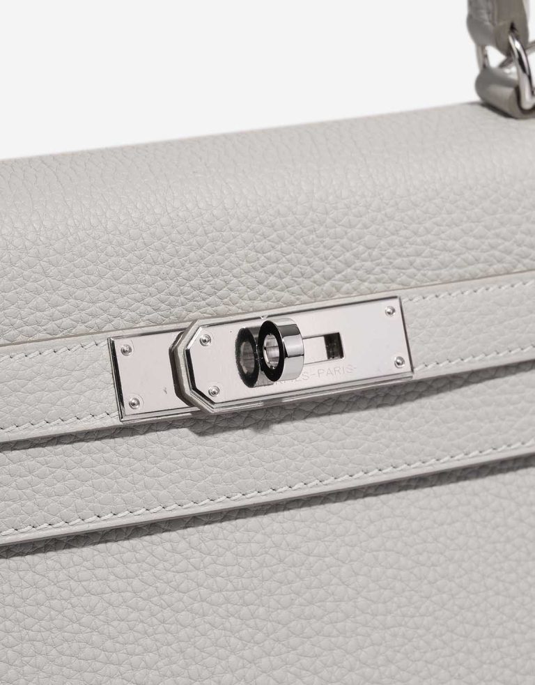 Hermès Kelly 28 Togo Gris Pâle Closing System | Sell your designer bag