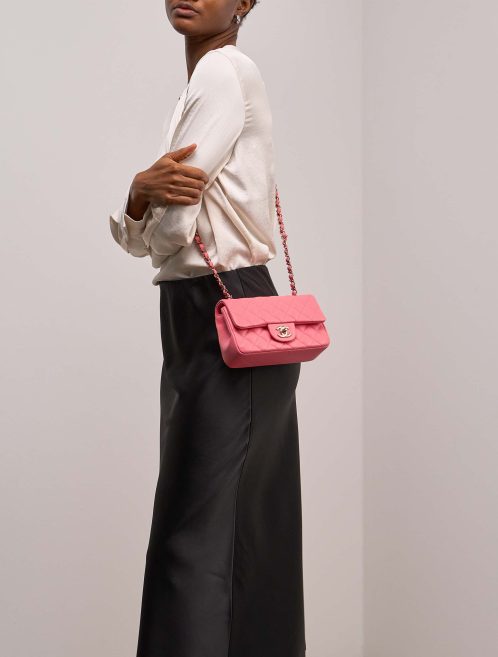 Chanel Timeless Mini Rectangular Lammleder Rosa auf Modell | Verkaufen Sie Ihre Designer-Tasche