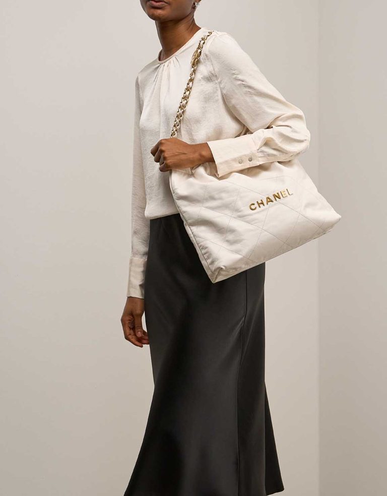 Chanel 22 Medium Lamb Off White on Model | Vendez votre sac de créateur