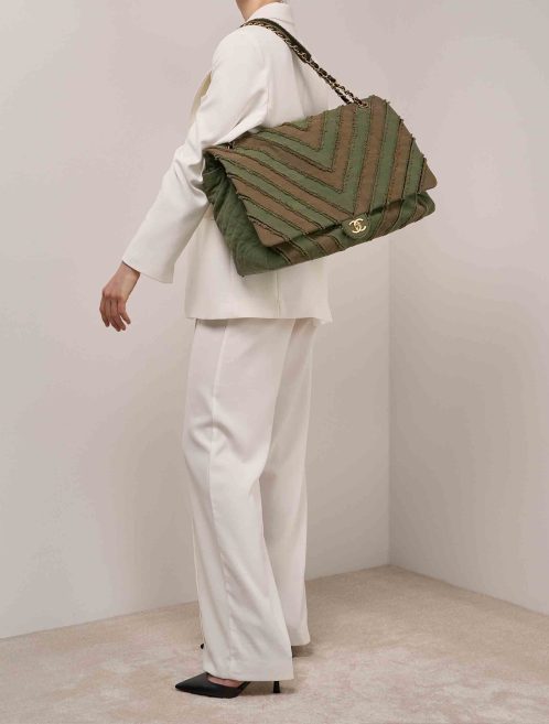 Chanel Timeless Chevron XXL Canvas / Lammleder Khaki auf Modell | Verkaufen Sie Ihre Designer-Tasche