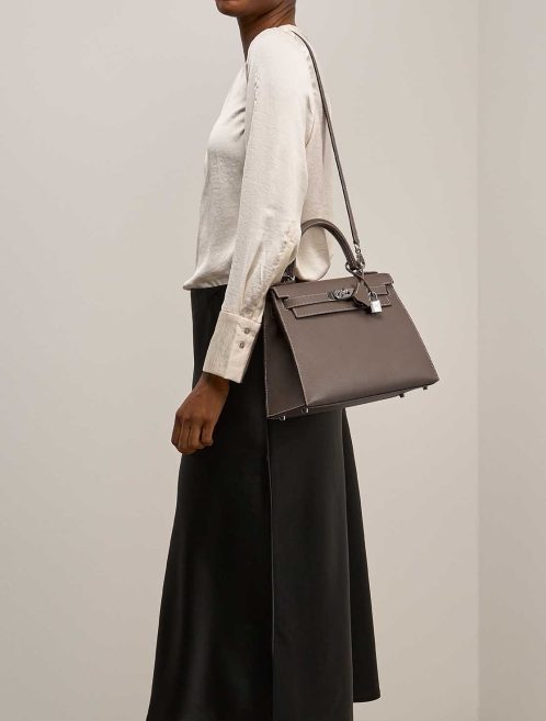 Hermès Kelly 28 Epsom Étoupe on Model | Sell your designer bag