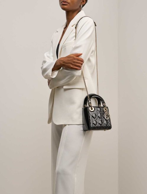 Dior Lady Mini Patent Schwarz auf Model | Verkaufen Sie Ihre Designertasche