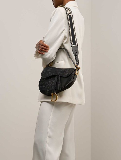 Dior Schulterriemen Canvas  Schwarz / Weiß auf Modell | Verkaufen Sie Ihre Designer-Tasche