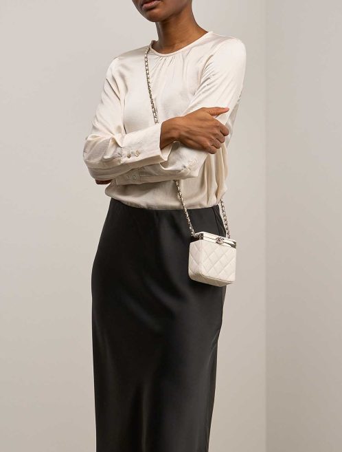Chanel Clutch Lammleder Weiß auf Modell | Verkaufen Sie Ihre Designer-Tasche