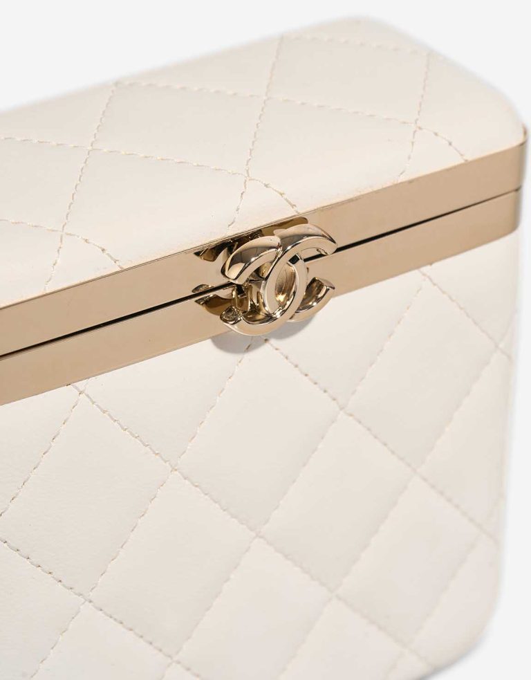 Chanel Clutch Lammleder  White Closing System | Verkaufen Sie Ihre Designer-Tasche