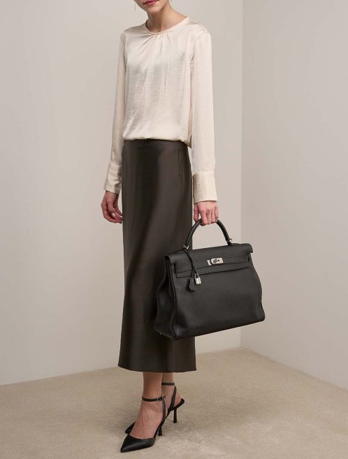 Hermès Kelly 40 Togo Schwarz auf Modell | Verkaufen Sie Ihre Designer-Tasche