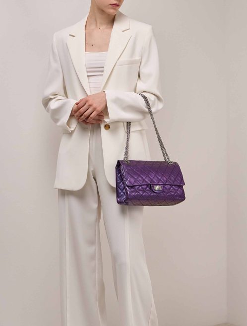 Chanel 2.55 Reissue 227 Aged Kalbsleder Metallic Lila auf Modell | Verkaufen Sie Ihre Designer-Tasche