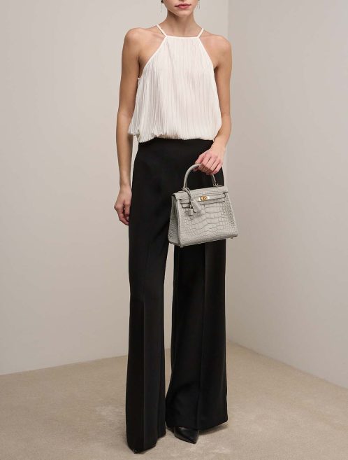 Hermès Kelly 25 Matte Alligator Gris Perle / Rose Pourpre on Model | Sell your designer bag