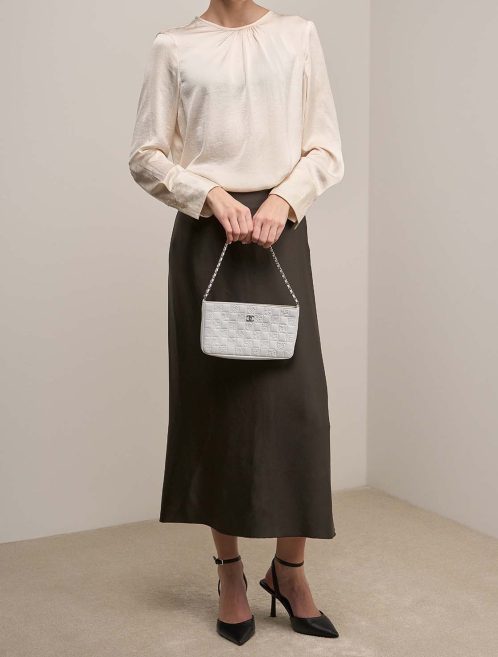 Chanel Clutch With Chain Small Lammleder Weiß auf Modell | Verkaufen Sie Ihre Designer-Tasche