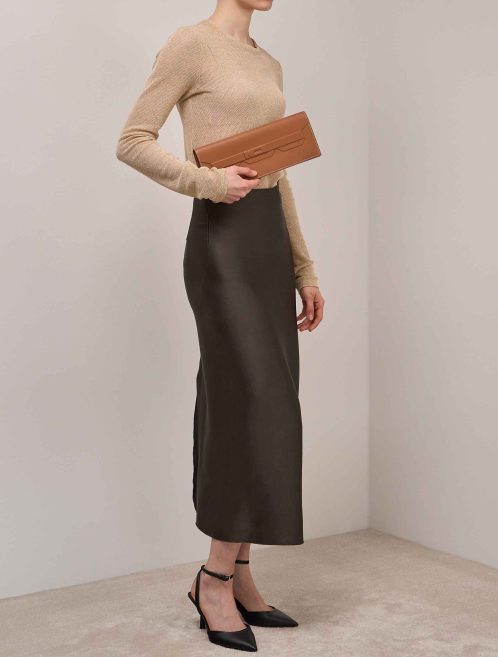 Hermès Birkin Shadow Cut Clutch Swift Gold auf Modell | Verkaufen Sie Ihre Designer-Tasche