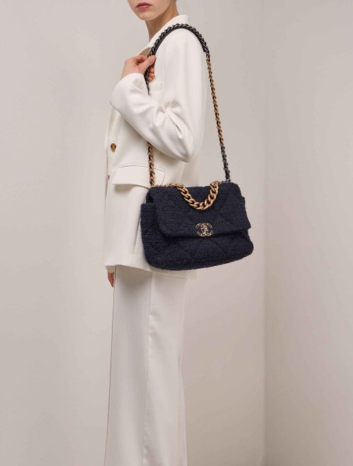 Chanel 19 Flap Bag Tweed / Lammleder Dunkelblau / Schwarz auf Modell | Verkaufen Sie Ihre Designer-Tasche