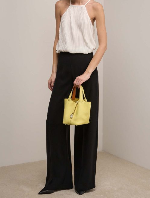 Hermès Picotin 18 Clémence Limoncello / Orange auf Modell | Verkaufen Sie Ihre Designer-Tasche