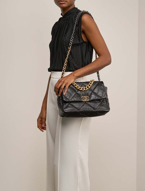 Chanel 19 Flap Bag Large Lammleder Schwarz auf Modell | Verkaufen Sie Ihre Designer-Tasche
