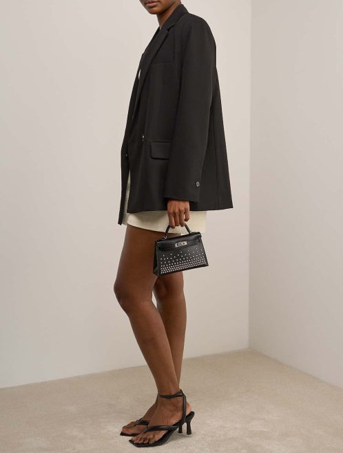 Hermès Kelly Clouté Mini Box Schwarz auf Modell | Verkaufen Sie Ihre Designer-Tasche