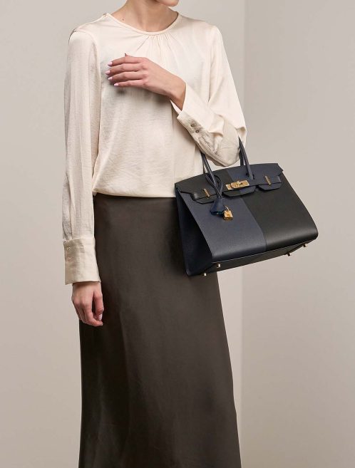 Hermès Birkin 30 Epsom Schwarz / Bleu Indigo / Bleu Frida auf Modell | Verkaufen Sie Ihre Designer-Tasche