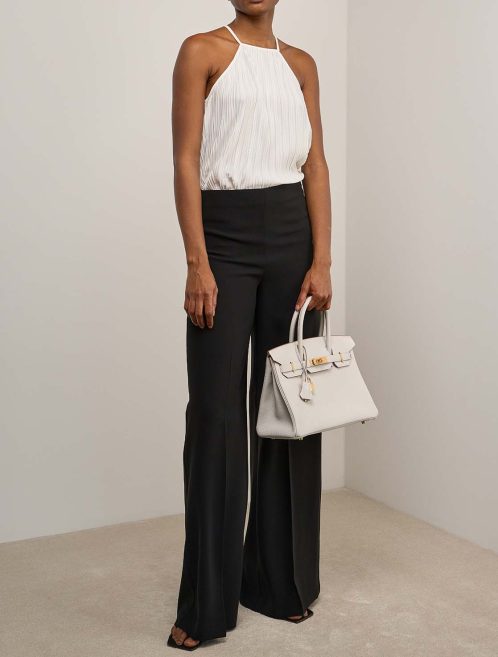 Hermès Birkin 30 Togo Gris Pâle auf Modell | Verkaufen Sie Ihre Designer-Tasche