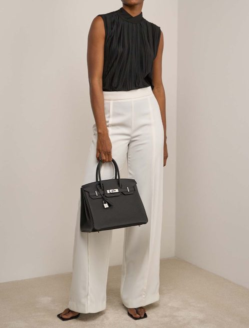 Hermès Birkin 3in1 30 Togo / Toile H / Swift Black / Écru on Model | Verkaufen Sie Ihre Designer-Tasche