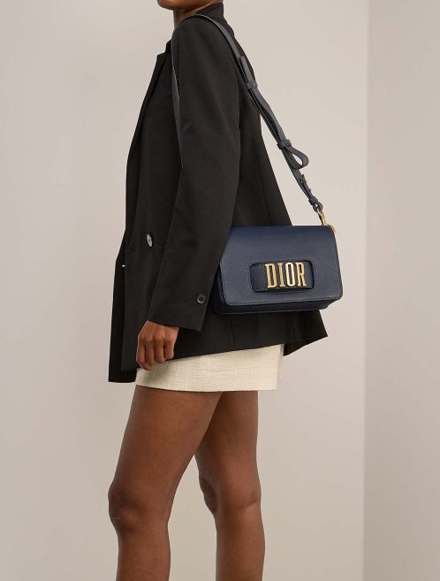 Dior Dio(r)evolution Kalbsleder Navy auf Model | Verkaufe deine Designertasche