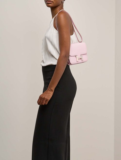 Hermès Constance 18 Chèvre Mysore Mauve Pâle auf Modell | Verkaufen Sie Ihre Designer-Tasche