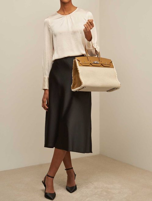 Hermès Birkin Fray 35 Toile / Swift Sésame / Écru on Model | Verkaufen Sie Ihre Designer-Tasche