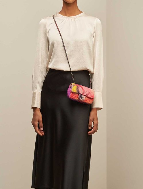 Chanel Timeless Extra Mini Lammleder Multicolour auf Modell | Verkaufen Sie Ihre Designer-Tasche