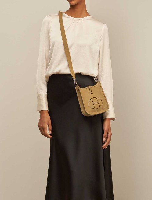 Hermès Evelyne 16 Taurillon Clémence Biscuit auf Modell | Verkaufen Sie Ihre Designer-Tasche