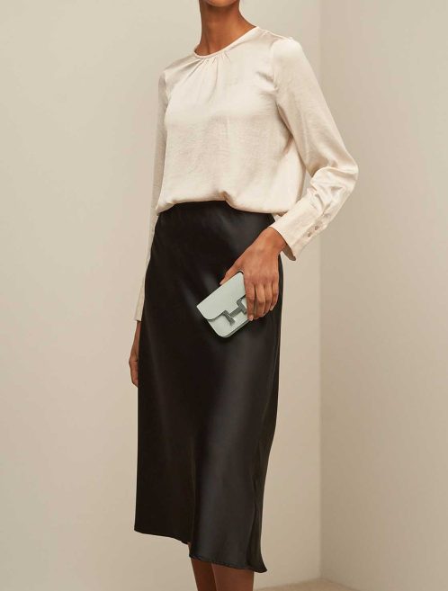Hermès Constance Slim Wallet Epsom Vert Fizz auf Modell | Verkaufen Sie Ihre Designer-Tasche