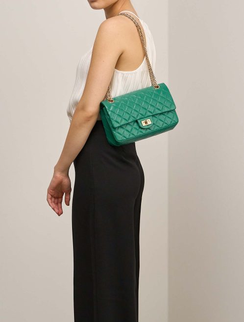 Chanel 2.55 Neuauflage 225 gealtert Kalbsleder Grün auf Modell | Verkaufen Sie Ihre Designertasche