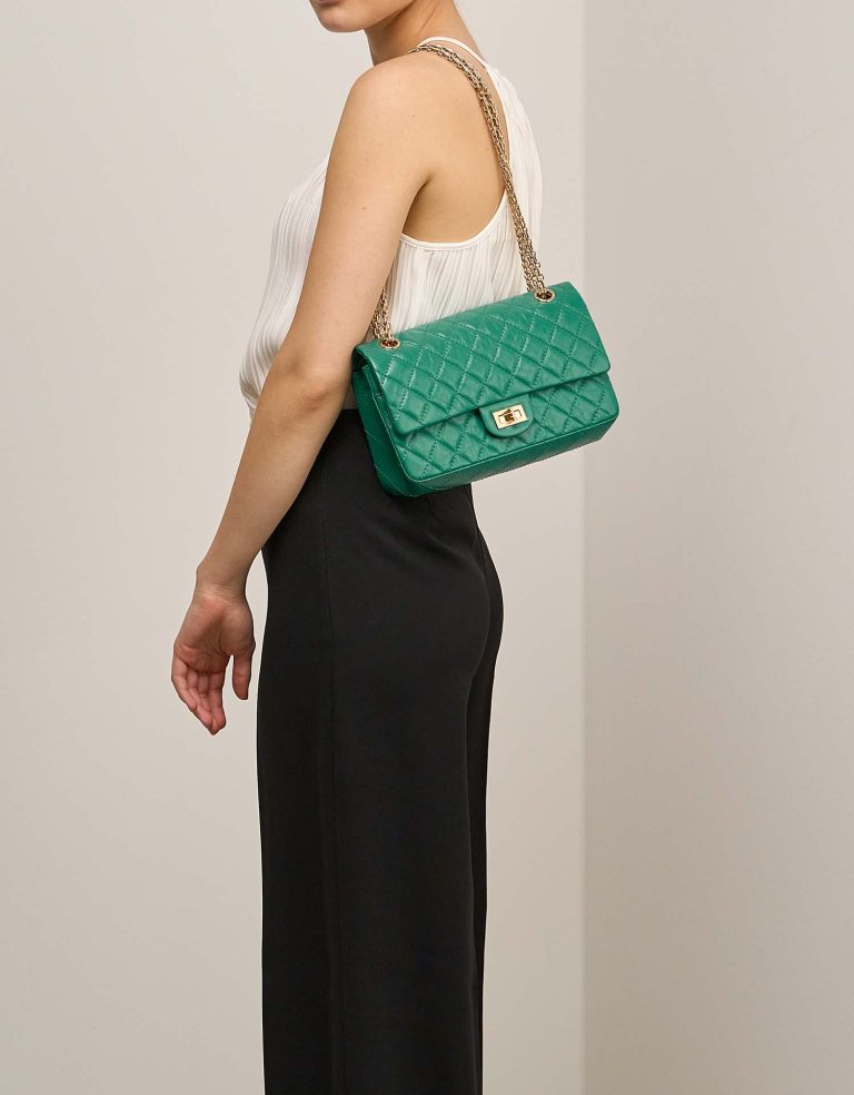 Chanel 2.55 Neuauflage 225 gealtert Kalbsleder Grüne Front | Verkaufen Sie Ihre Designertasche