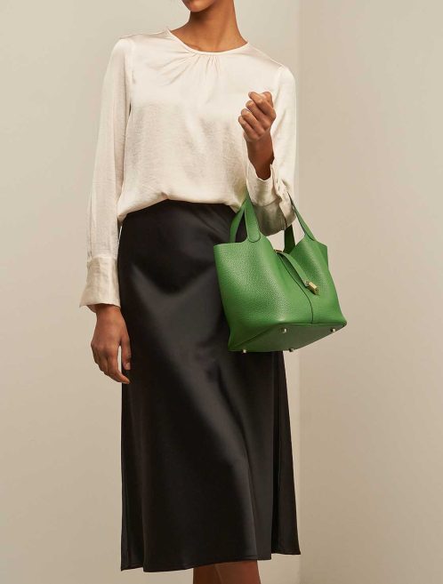 Hermès Picotin 22 Taurillon Clémence Vert Yucca auf Model | Verkaufen Sie Ihre Designertasche