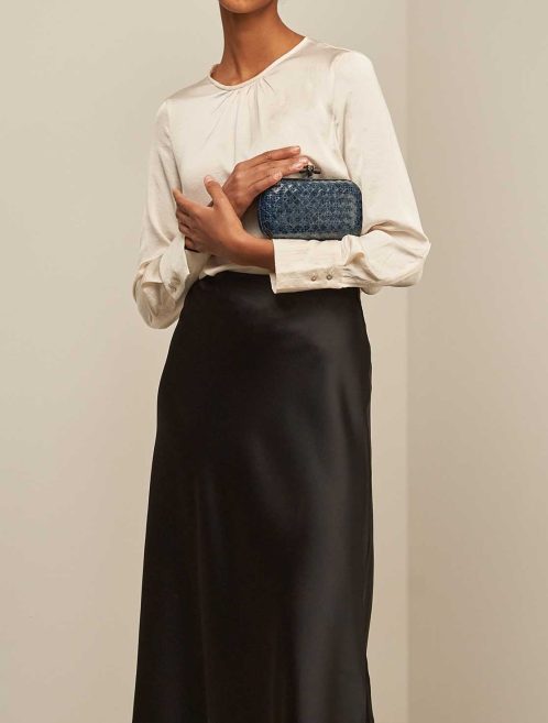 Bottega Veneta Knot Clutch Python Blau auf Modell | Verkaufen Sie Ihre Designer-Tasche