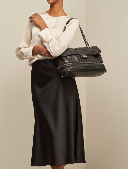 Chanel Timeless Flap Bag Maxi Lammleder Schwarz auf Modell | Verkaufen Sie Ihre Designer-Tasche