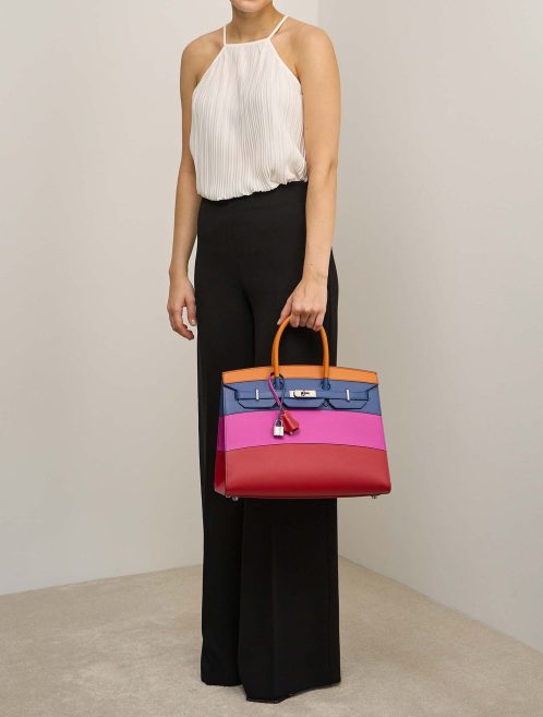 Hermès Birkin Sunset Regenbogen 35 Epsom Abricot / Bleu Achat / Magnolie / Rouge Casaque auf Modell | Verkaufen Sie Ihre Designertasche
