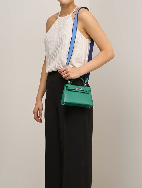 Hermès Kelly Mini Epsom Vert Jade / Bleu Paradis / Bleu Saphir auf Modell | Verkaufen Sie Ihre Designertasche