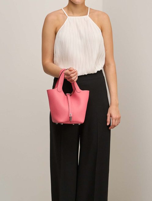 Hermès Picotin 18 Clémence Rose Azalée auf Modell | Verkaufen Sie Ihre Designertasche