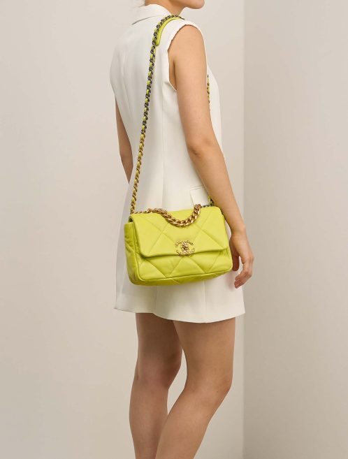 Chanel 19 Flap Bag Lammleder Kalkgelb auf Modell | Verkaufen Sie Ihre Designer-Tasche