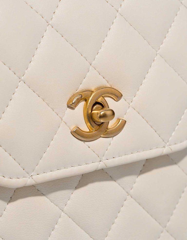 Chanel Support de Téléphone Lamb Blanc Système de Fermeture | Vendez votre sac de créateur