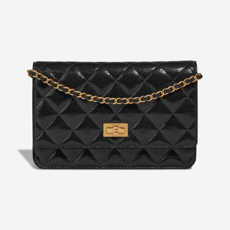 Chanel 2.55 Neuauflage Wallet On Chain Schwarze Vorderseite aus Lack | Verkaufen Sie Ihre Designertasche