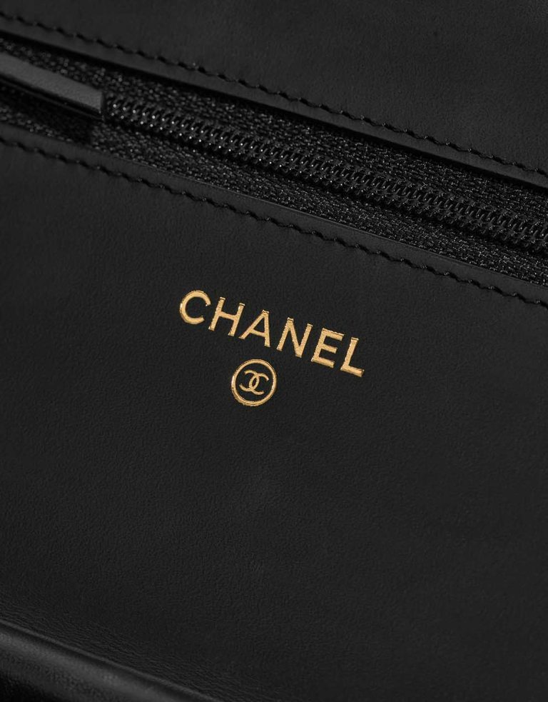 Chanel 2.55 Neuauflage Wallet On Chain Schwarzes Lack-Logo | Verkaufen Sie Ihre Designertasche