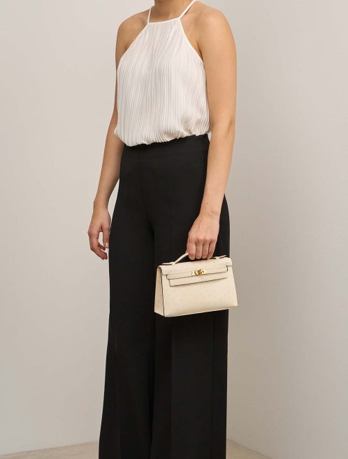 Hermès Kelly Pochette Mini Strauß Nata auf Modell | Verkaufen Sie Ihre Designertasche
