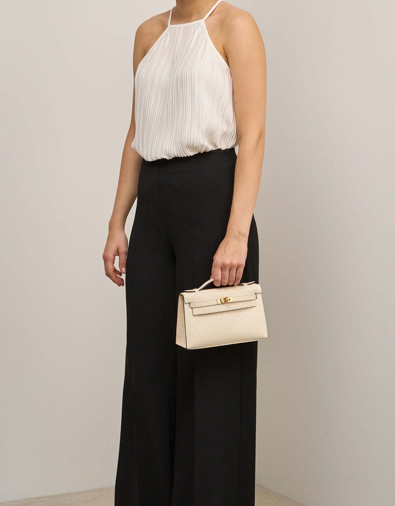 Hermès Kelly Pochette Mini Autruche Nata Front | Vendez votre sac de créateur