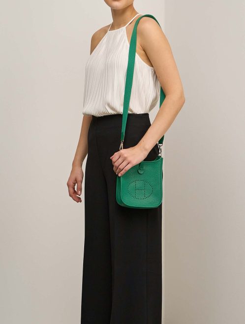 Hermès Evelyne 16 Taurillon Clémence Vert Vertigo auf Modell | Verkaufen Sie Ihre Designertasche