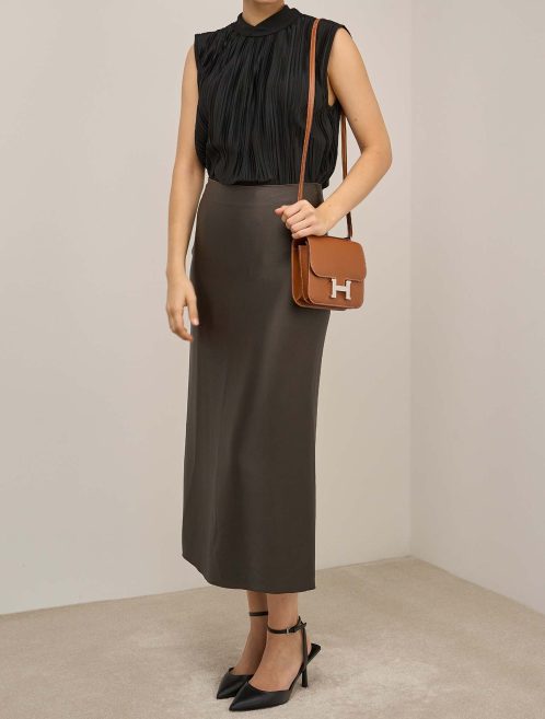 Hermès Constance 18 Epsom Gold auf Modell | Verkaufen Sie Ihre Designer-Tasche