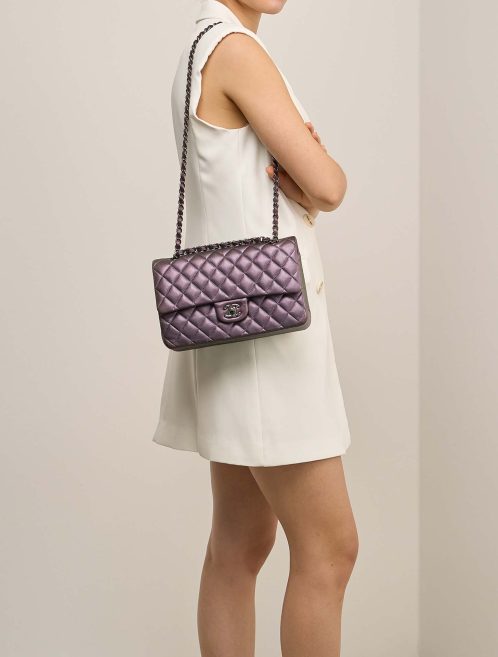 Chanel Timeless Mittel Lammleder Schillerndes Violett am Modell | Verkaufen Sie Ihre Designertasche