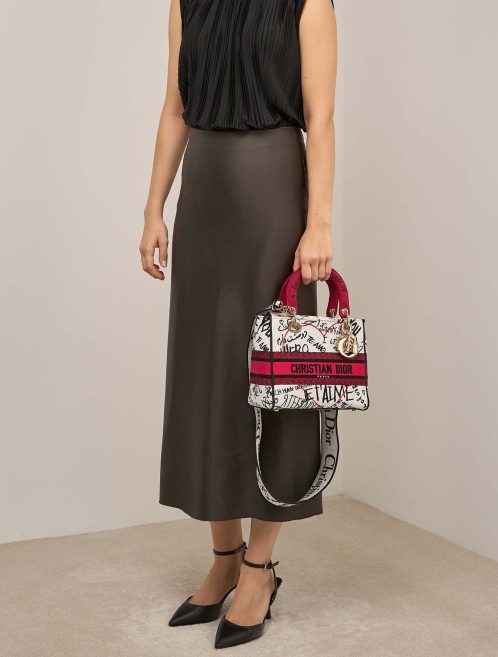 Dior Lady D-Lite Dioramour Graffiti Medium Canvas Weiß / Rot / Schwarz auf Modell | Verkaufen Sie Ihre Designer-Tasche