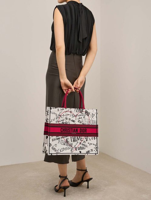 Dior Book Tote Dioramour Graffiti Large Weiß / Rot / Schwarz auf Modell | Verkaufen Sie Ihre Designer-Tasche